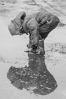 jongen, bubbel jack, bereiken, verdieping, bubbel, jas, regen, water, reflectie, schaduw, winter, modder, kind, nat, gelukkig, pret, weer, natuur, kinderjaren, mensen, jong, laarzen, plas, kleuter, zwart en wit, concepten en ideeën, buitenshuis, mannetjes, mannen, een persoon, beweging, volledige lengte, echte mensen, land-, dag, verbuiging, werkend, levensstijlen, meisjes, vrouw, vrouwtjes, voorover buigen, 1080P, CC0, publiek domein, royaltyvrij