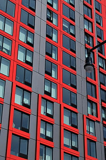 avvicinamento, foto, alto, costruzione, finestra di vetro, giorno, rosso, grigio, edificio, finestra, luce, lampada, bicchiere, telaio, ombra, struttura, strutturato, architettura, New York, urbano, esterno dell'edificio, struttura costruita, Inquadratura dal basso, città, vetro - materiale, nessuno, fotogramma intero, moderno, all'aperto, sfondi, ufficio, riflessione, ripetizione, edificio per uffici esterno, quartiere residenziale, appartamento, grattacielo, 5K, CC0, dominio pubblico, privo di copyright