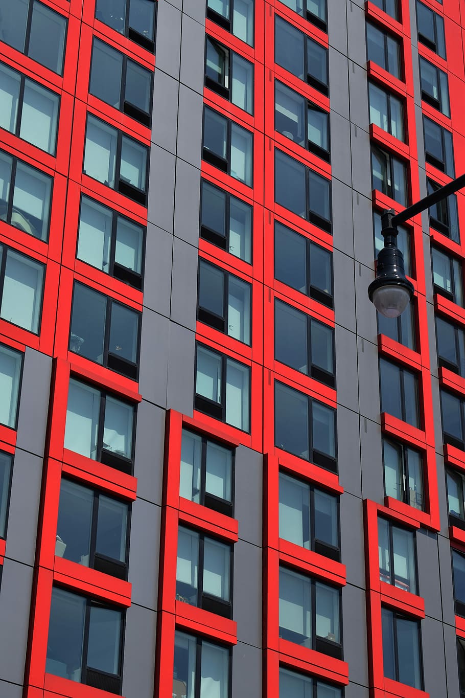 avvicinamento, foto, alto, costruzione, finestra di vetro, giorno, rosso, grigio, edificio, finestra, luce, lampada, bicchiere, telaio, ombra, struttura, strutturato, architettura, New York, urbano, esterno dell'edificio, struttura costruita, Inquadratura dal basso, città, vetro - materiale, nessuno, fotogramma intero, moderno, all'aperto, sfondi, ufficio, riflessione, ripetizione, edificio per uffici esterno, quartiere residenziale, appartamento, grattacielo, 5K