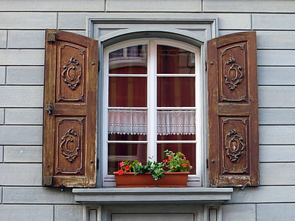 barna, fa, ablak, nyitott, redőny, faipari, épülethomlokzat, épület külső, épített szerkezet, építészet, nem ember, nap, ajtó, bejárat, épület, zárva, ház, növény, virágzó növény, virág, fa - anyag, szabadban, cserepes növény, lakónegyedben, természet, üveg - anyag, virágcserép, 2K, CC0, közkincs, jogdíjmentes