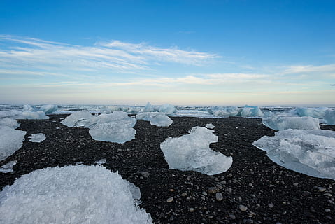 Eisblöcke, Boden, tagsüber, Eis, Kristalle, gestalten, kalt, Frost, Weiß, Schnee, Textur, transparent, gefroren, ze, Muster, Natur, Makro, Arktis, solide, sauber, frisch, Strand, Kieselsteine, Island, Winter, kalte Temperatur, draußen, Landschaft, szenen, Jokulsarlon Lagune, Himmel, Wasser, Umgebung, Meer, Gletscher, wolke - himmel, Eisberg - Eisbildung, Szenen - Natur, Lagune, Schönheit in der Natur, Polarklima, keine Leute, Horizont über Wasser, auf dem Wasser schwimmen, schmelzen, gefrorenes Wasser, 5K, CC0, gemeinfrei, lizenzfrei