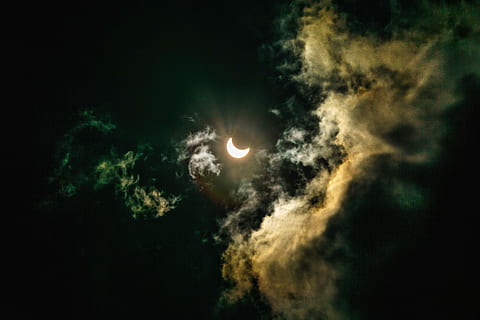 große amerikanische Sonnenfinsternis, Mond, Nachtzeit, Finsternis, Sonnenfinsternis, Wolke, Himmel, Astronomie, Sonne, himmlisch, wunderbar, tolle, Wolken in Flammen, paradiesisch, surreal, Platz, Nacht-, wolke - himmel, keine Leute, Natur, Schönheit in der Natur, draußen, dunkel, Vollmond, Szenen - Natur, Sonnensystem, Flachwinkelansicht, Mondlicht, Ruhe, Weltraumforschung, Geheimnis, Wissenschaft, planetarischer Mond, 5K, CC0, gemeinfrei, lizenzfrei