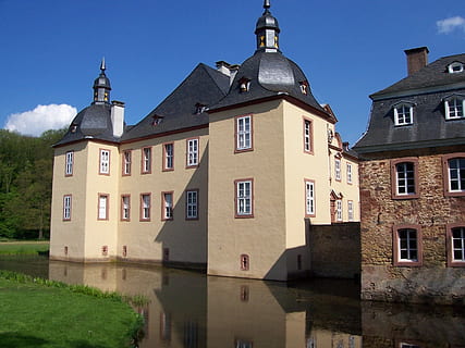 Mechernich, Germania, castello, struttura, cielo, nuvole, Casa, dimora, architettura, punto di riferimento, destinazioni, natura, al di fuori, nazione, campagna, estate, primavera, acqua, stagno, riflessi, erba, fossato, fiume, Europa, esterno dell'edificio, all'aperto, architettura ed edifici, struttura costruita, storia, giorno, nessuno, costruzione, il passato, luogo di culto, religione, quartiere residenziale, Torre, credenza, luce del sole, guglia, canale, 720P, CC0, dominio pubblico, privo di copyright