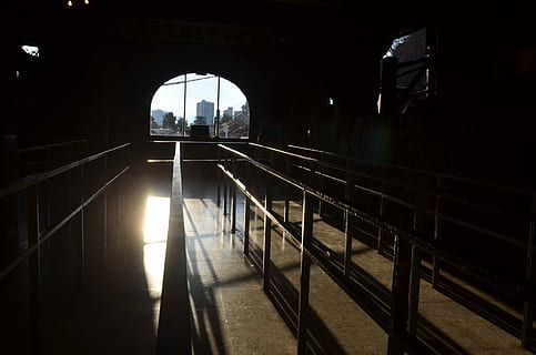 sombra, puesta de sol, ligero, contra la luz, adentro, arco, arquitectura, noche, nadie, estructura construida, luz del sol, naturaleza, barandilla, transporte, exterior del edificio, iluminado, ciudad, puente, reflexión, conexión, al aire libre, puente - estructura hecha por el hombre, edificio, modo de transporte, destello de lente, 4K, CC0, dominio público, libre de derechos