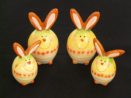 Pasen, paashaas, figuur, keramisch, haas, porselein, dier, schattig, kleurrijk, kleur, easter egg schilderij, paashaasfamilie, vertegenwoordiging, viering, dierlijke representatie, eten en drinken, binnenshuis, konijn - dier, stilleven, vakantie, voedsel, zoogdier, geen mensen, creativiteit, decoratie, hoge hoekmening, studio opname, detailopname, zwarte achtergrond, verleiding, 2K, CC0, publiek domein, royaltyvrij