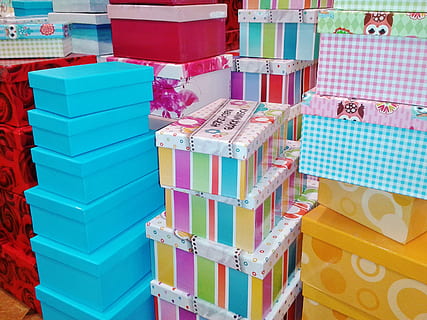 farbig sortiert Geschenkkarton viel, Kartons, Büchsen, Geschenkbox, Kisten, Papierschachteln, Pappschachtel, Deko, bunt, Farbe, Dekoration, Vielfalt, mehrfarbig, Stapel, Blau, Variation, Geschäft, keine Leute, drinnen, Wahl, Box, Anordnung, Container, große gruppe von gegenständen, Tag, zu verkaufen, Verkauf, Nahansicht, in einer Reihe, Markt, Marktstand, Kasten - Behälter, draußen, Kleinunternehmen, 2K, CC0, gemeinfrei, lizenzfrei
