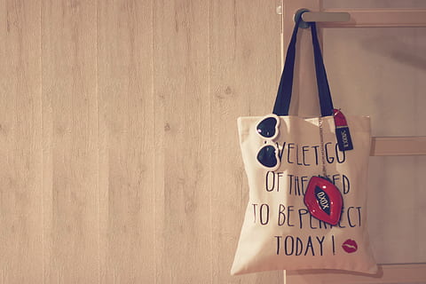bianca, nero, totalizzatore, Borsa, sospeso, leva della porta, tote bag, appeso, porta, leva, testo, nessuno, in casa, legno - materiale, avvicinamento, comunicazione, caratteristica della parete, sceneggiatura occidentale, cartello, natura morta, Marrone, giorno, contenitore, copia spazio, informazione, tecnologia, lettera maiuscola, cavo, plastica, 1080P, CC0, dominio pubblico, privo di copyright