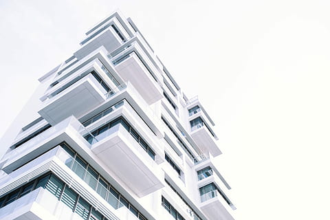 cuc, fotografia de vista visual, edifici, durant el dia, vista dels ulls del cuc, fotografia, arquitectura, exterior de l'edifici, estructura construïda, finestra, apartament, barri residencial, escena urbana, façana, a l'aire lliure, blau, edifici residencial, cel, modern, casa, Propietari de la vivenda, cap gent, gratacels, industria de la construcció, balcó, arquitectura i edificis, ciutat, fons blanc, vista d’angle baix, còpia espai, patró, tir de l'estudi, alta - alta, cel clar, dia, vidre - material, naturalesa, exterior d’edifici d’oficines, 5K, CC0, domini públic, lliure de regalies