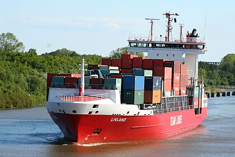rot, tagsüber, Containerschiff, Stiefel, Container, Schiff, Frachter, Versand, Transport, Wasser, Ladung, Meer, Kanal, Seeroute, Wasserweg, nok, Seefahrt, frachtschiff, Deutschland, Güterverkehr, Frachtcontainer, Wasserfahrzeug, Transportmittel, Geschäft, Natur, Himmel, Industrie, keine Leute, festgemacht, draußen, verankert, Passagierfahrzeuge, 2K, CC0, gemeinfrei, lizenzfrei
