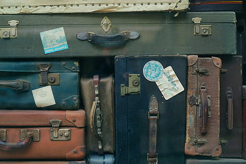 stak, assorted-color suit case lot, arrangeret bagageposer, bagage, kuffert, bunke, etiket, klistermærke, håndtere, låsen, årgang, rejse, plast, islæt, afspejling, glas, låse, ingen mennesker, metal, gammel, dag, indendørs, sikkerhed, tæt på, beskyttelse, forbindelse, åben, rusten, lukket, forretning, økonomi, 5K, CC0, offentligt domæne, royaltyfrie