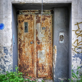 ascensor, enfermo, antiguo, roto, decaer, olvidar, edificio, edificio viejo, arruinado, ruina, puerta, Entrada, estructura construida, arquitectura, cerrado, erosionado, abandonado, exterior del edificio, nadie, día, disminución, metal, dañado, la seguridad, pared - característica de la construcción, seguridad, casa, proteccion, deterioro, al aire libre, 2K, CC0, dominio público, libre de derechos