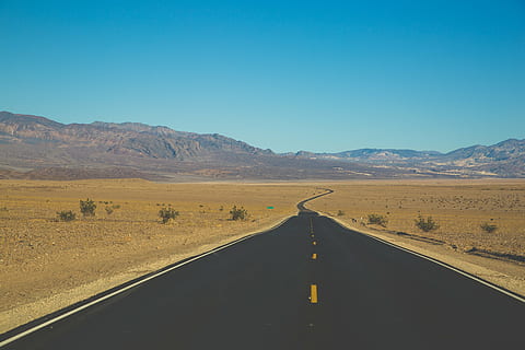 Asphaltstraße, umgeben, Sand, Straße, Dessert, Pfad, Berge, Pflanzen, Fahrbahn, Himmel, Abenteuer, Reise, Ausflug, Natur, Landschaft, Transport, Wüste, Autobahn, szenen, trockenes Klima, Blau, keine Leute, Umgebung, Szenen - Natur, Berg, Land, Gebirge, Richtung, klarer Himmel, Schönheit in der Natur, Nicht-städtische Szene, Tag, Klima, draußen, abnehmende Perspektive, halbtrocken, 5K, CC0, gemeinfrei, lizenzfrei