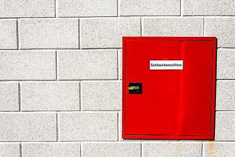hydrant, zeď, připojení hadice, Červené, nástěnný prvek, sdělení, nikdo, text, západní skript, den, schránky, box, box - kontejner, detail, stavba, venku, kontejner, architektura, cihlová zeď, vzor, cihlový, bezpečnost, 5K, CC0, veřejná doména, bez autorských práv