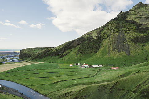 Islandia, verd, herba, camps, valls, país, granja, naturalesa, muntanyes, aigua, corrent, llac, cel, núvol - cel, escenics - natura, color verd, terra, muntanya, mar, bellesa a la natura, planta, platja, dia, medi ambient, paisatge, tranquil·litat, escena tranquil·la, escena no urbana, cap gent, a l'aire lliure, llacuna, 2K, CC0, domini públic, lliure de regalies