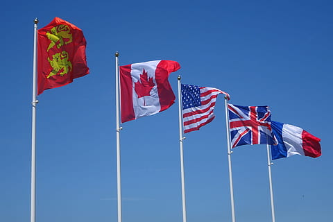 bandiere, vento, cielo, blu, nazione, bandiera francese, Francia, tricolore, colori, bianca, francese, rosso, bandiera nazionale, America, nazionale, omaggio, andare in barca, repubblica francese, normanno, Inglese, Canada, bandiera, patriottismo, cielo sereno, ambiente, polo, natura, Inquadratura dal basso, nessuno, variazione, all'aperto, scelta, agitando, giorno, gruppo di oggetti, comunicazioni globali, gruppo organizzato, 1080P, CC0, dominio pubblico, privo di copyright