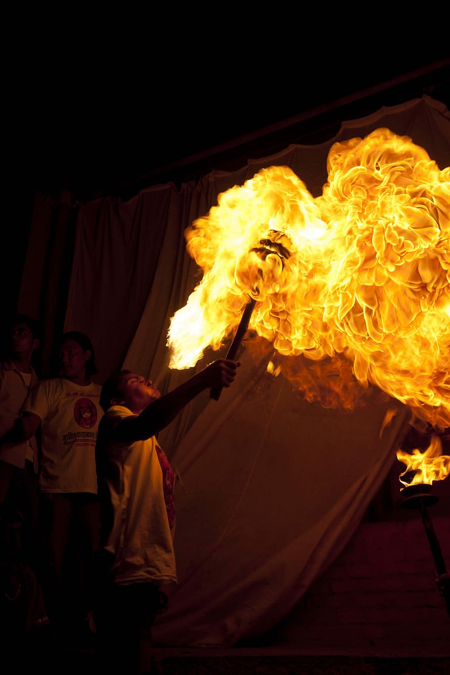 consumidor de foc, home, valent, fum, foc, groc, torxa, artista, flama, una persona, un sol home, cremant, calor - temperatura, part del cos humà, foc - fenomen natural, rendiment, nit, homes, celebració, persones reals, de peu, persona irreconeixible, habilitat, senyal d'advertència, signe, esdeveniment d’arts escèniques, comunicació, naturalesa, fosc, cara oculta, 4K