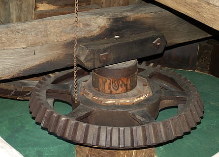 mølle, vindmølle, historisk, bygning, male, Vindenergi, gear, transmission, køre, mekanik, hjul, teknologi, bevægelse, gearinger, metal, træ - materiale, ingen mennesker, høj vinkel visning, rusten, gammel, indendørs, tæt på, maskineri, dag, sollys, stilleben, maskindel, transportmidler, arkitektur, lænke, transportform, 2K, CC0, offentligt domæne, royaltyfrie