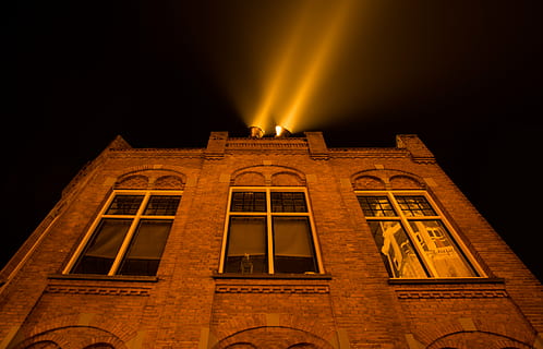 marrón, edificio, Noche, hormigón, alto, subir, arquitectura, pared, ladrillos, destacar, ventanas, oscuro, cielo, exterior del edificio, ventana, iluminado, estructura construida, vista de ángulo bajo, nadie, al aire libre, ardiente, fuego, fuego - fenómeno natural, naturaleza, llama, religión, torre, comunicación, lugar de adoración, calor - temperatura, fondo negro, 5K, CC0, dominio público, libre de derechos