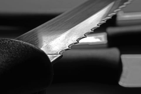 Graustufenfotografie, Messer, Brotmesser, Draht, Scharf, Schnitt, Messerklinge, keine Leute, drinnen, Nahansicht, schwarzer Hintergrund, Musik-, Musikinstrument, Kunst, Kultur und Unterhaltung, Fokus auf den Vordergrund, Musikausrüstung, selektiver Fokus, Studioaufnahme, Holz - Material, in einer Reihe, Stillleben, alt, Arbeitsgerät, Buch, einzelnes Objekt, Ausrüstung, Abwesenheit, 4K, CC0, gemeinfrei, lizenzfrei