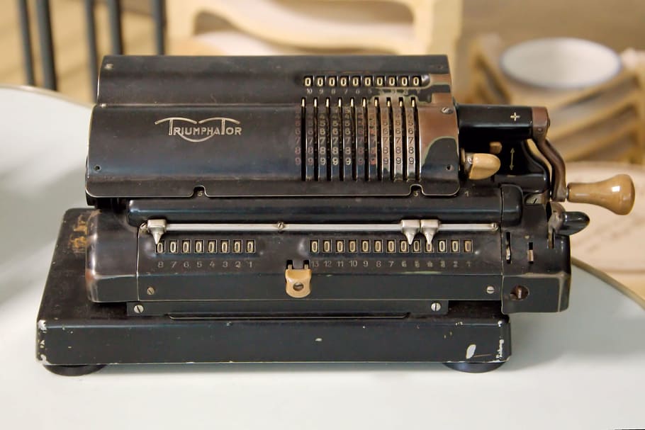 calcolatrice, meccanicamente, vecchio, storicamente, Museo, porzellaneum annaburg, in casa, antico, in stile retrò, avvicinamento, nessuno, nostalgia, natura morta, tavolo, testo, girato in studio, il passato, storia, comunicazione, vista dall'alto, macchina da scrivere, analogico, metallo, concentrarsi sulle conoscenze acquisite, 2K