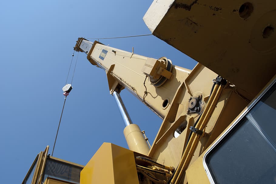 kran, maskine, websted, arbejde, lav vinkel visning, himmel, natur, skyfri himmel, dag, arkitektur, bygget struktur, teknologi, udendørs, bygning udvendig, ingen mennesker, industri, sollys, blå, meddelelse, gul, forbindelse, beskæftigelse, maskineri, transportform, 4K