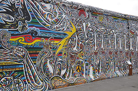 paret de Berlín, Berlín, grafit, multicolor, art i artesania, patró, creativitat, disseny, arquitectura, artesania, cap gent, funció de construcció de parets, graffiti, dia, estructura construïda, motiu floral, ornamentat, paret, a l'aire lliure, edifici, exterior de l'edifici, mosaic, mural, 4K, CC0, domini públic, lliure de regalies