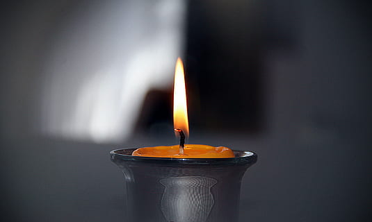 berlampu, lilin, dekat, fotografi, api, cahaya, pelayaran, cahaya lilin, candela, perdamaian, api - fenomena alam, pembakaran, kerohanian, suhu panas, agama, dekorasi, merapatkan, dalam ruangan, alam, tidak ada orang, tembakan studio, makanan dan minuman, objek tunggal, asap - struktur fisik, diterangi, fokus pada latar depan, warna oranye, gerakan, latar belakang hitam, 2K, CC0, domain publik, bebas royalti