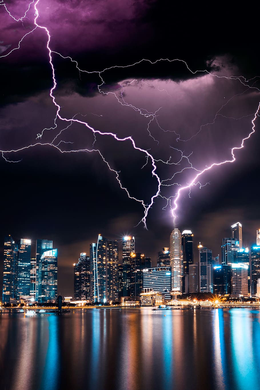 Gewitter, Wolkenkratzer, Stadtgebäude, Blitz, Himmel, dunkel, Nacht-, Gebäude, Beleuchtung, Ufergegend, Meer, See, Singapur, Stadt, Nachtfotografie, Stadtbild, Donner, Gebäudehülle, die Architektur, Kraft in der Natur, Sturm, wolke - himmel, gebaute Struktur, Leistung, Wasser, beleuchtet, Schönheit in der Natur, Bürogebäude außen, Natur, keine Leute, draußen, lila, 5K