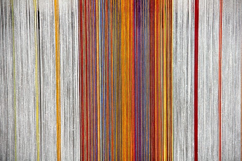 foto, oranje, veelkleurig, gestreept, kleuren, digitaal, behang, weefgetouw, draad, threads, handarbeid, kleur, kleurrijk, weven, achtergronden, patroon, materiaal, multi gekleurd, volledig kader, detailopname, textiel, geen mensen, keuze, variatie, binnenshuis, grote groep objecten, in een rij, markt, zij aan zij, wol, bedrijf, bestellen, getextureerde, 5K, CC0, publiek domein, royaltyvrij