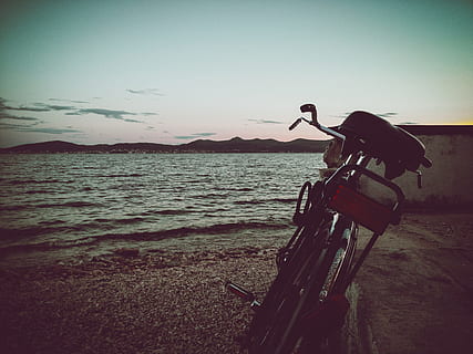cel, núvols, fosc, muntanya, mar, oceà, aigua, sorra, Costa, Riba, naturalesa, bicicleta, passeig, viatjar, transport, manera de transport, vinyeta, una persona, terra, escena tranquil·la, tranquil·litat, vehicle terrestre, platja, silueta, bellesa a la natura, a l'aire lliure, 2K, CC0, domini públic, lliure de regalies