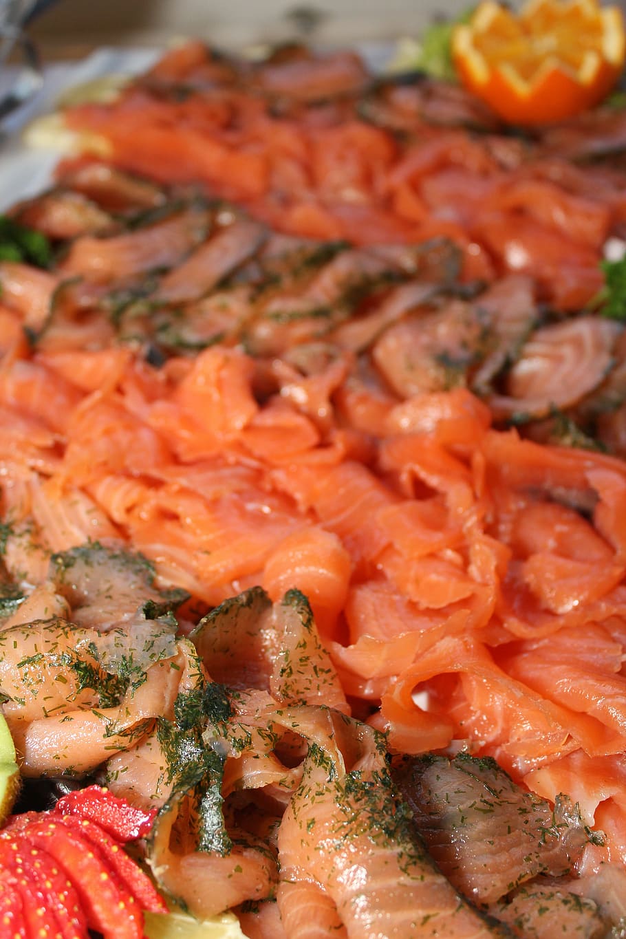 plat de peix, bufet fred, bufet, peix, salmó, menjar i beguda, menjar, frescor, llest per menjar, primer pla, alimentació saludable, vegetals, benestar, a l'interior, natura morta, marisc, cap gent, carn, marc complet, tomàquet, mida de la porció, indulgència, vista d’angle alt, placa, fons, decorar, temptació, sopar, vaixella, 5K