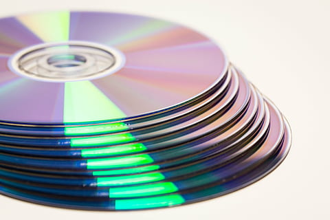 impilati, ottico, dischi, DVD, vuoto, dati, computer, supporto dati, digitale, disco, archivio dati, argento, rifrazione, bruciato, supporto di memorizzazione, doppio strato, colorato, dvd-rom, brillante, plastica, luce, backup dei dati, girato in studio, avvicinamento, multicolore, forma geometrica, nessuno, in casa, cerchio, compact disc, tecnologia, forma, sfondo bianco, attività commerciale, natura morta, finanza, pila, messa a fuoco selettiva, i media, singolo oggetto, analizzando, 4K, CC0, dominio pubblico, privo di copyright