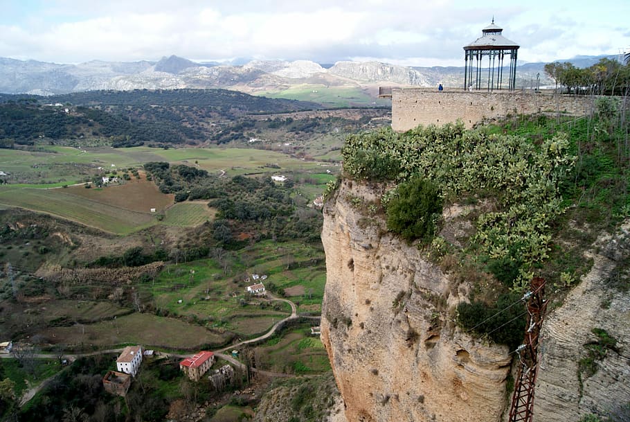kolo, malaga, hledisko, architektura, stavba, krajina, den, nikdo, venku, hora, exteriér budovy, rostlina, budova, strom, scenics - příroda, Příroda, životní prostředí, Dějiny, vysoký úhel pohledu, minulost, krása v přírodě, cestovat, nebe, destinace, přistát, starověké civilizace, 4K