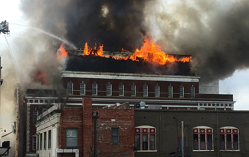 Feuer, Gebäude, lodern, Gebäudehülle, die Architektur, gebaute Struktur, Rauch - physische Struktur, Unfälle und Katastrophen, Flamme, Verbrennung, Feuer - natürliches Phänomen, Hitze - Temperatur, Zerstörung, Wohngegend, beschädigt, Zeichen, Stadt, Natur, Kommunikation, Tag, keine Leute, Verschmutzung, 2K, CC0, gemeinfrei, lizenzfrei
