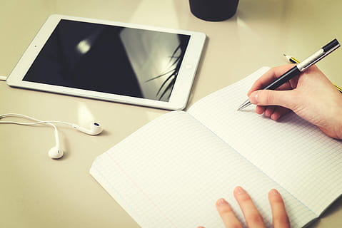 Person, halten, Stift, Schreiben, Notebook-Vorderseite, ipad, Hausaufgaben, der Student, Tablette, Computer, Internet, Wissenschaft, Schule, Handbuch, Hand, Kopfhörer, Musik-, Arbeitstisch, Aufgabe, Bildung, Prüfung, Arbeitsplatz, Haus, Modernität, Teenager, Jugend, Kommunikation, Arbeit, Bildschirm, Digital, leeren, Jahrgang, menschliche Hand, menschliches Körperteil, eine Person, Erwachsene, Technologie, Körperteil, Papier-, Schreibtisch, Tabelle, drinnen, Computerausrüstung, Möbel, Notizblock, Büro, Finger, Korrespondenz, leer, 5K, CC0, gemeinfrei, lizenzfrei