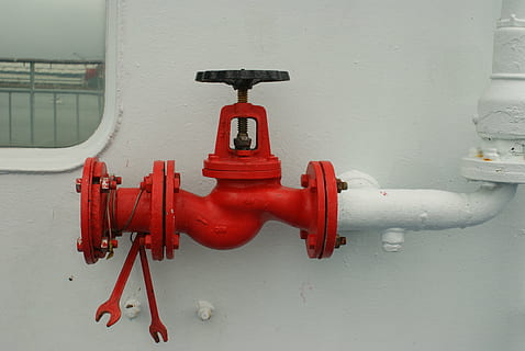 Schiff, Stiefel, rot, Weiß, See, Schlüssel, Wasser, Meer, Motorboot, Metall, Fischerboote, Cutter, Ventil, Rohr - Rohr, Maschinenventil, Wandbau - Funktion, keine Leute, Schutz, Sicherheit, Feuerhydrant, Industrie, Kraftstoff- und Stromerzeugung, Verbindung, Technologie, Ausrüstung, Steuerung, fossiler Brennstoff, Unfälle und Katastrophen, stehlen, Feuerwehrschlauch, 4K, CC0, gemeinfrei, lizenzfrei
