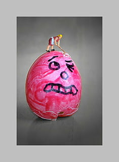 Oeuf, œuf de Pâques, petit peuple, personnes minuscules, fond gris, gris, prise de vue en studio, aliments, Nourriture et boisson, objet unique, à l'intérieur, la créativité, rouge, fête, fermer, alimentation saine, couleur rose, art et Artisanat, fruit, partie du corps humain, représentation, nature morte, bizarre, composite numérique, 1080P, CC0, domaine public, libre de droits
