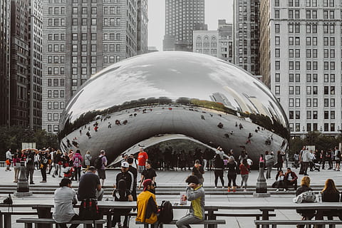 sky gate, Chicago Illinois, mennesker, stående, bygning, arkitektur, afspejling, spejl, gade, bygning udvendig, bygget struktur, by, stor gruppe mennesker, menneskemængde, gruppe af mennesker, rigtige mennesker, kontorbygning udvendig, Kvinder, byliv, herrer, rejsemål, skyskraber, natur, dag, rejse, livsstil, kontor, udendørs, moderne, finansdistrikt, bybilledet, 4K, CC0, offentligt domæne, royaltyfrie