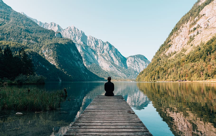 persona, pont, llac, fons, núvols, la llum del dia, moll, medi ambient, herba, paisatge, mirant, home, muntanyes, a l'aire lliure, reflexions, roques, escènic, assegut, cel, arbres, vista, aigua, fusta, boscos, una persona, muntanya, vista del darrere, bellesa a la natura, escenics - natura, activitat d'oci, naturalesa, reflexió, escena tranquil·la, tranquil·litat, relaxació, material de fusta, vacances, Serra, viatge, mirant la vista, 4K