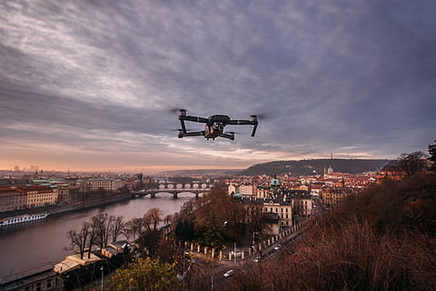 quadcopter drone, lot, warkot, rośliny, drzewa, aparat fotograficzny, woda, rzeka, most, budynek, chmury, niebo, wideo, rekord, Góra, architektura, na zewnątrz budynku, zbudowana struktura, Miasto, chmura - niebo, Natura, pejzaż miejski, transport, dzielnica mieszkaniowa, żadnych ludzi, na dworze, zachód słońca, połączenie, zmierzch, środek transportu, 4K, CC0, domena publiczna, darmowe zdjęcia