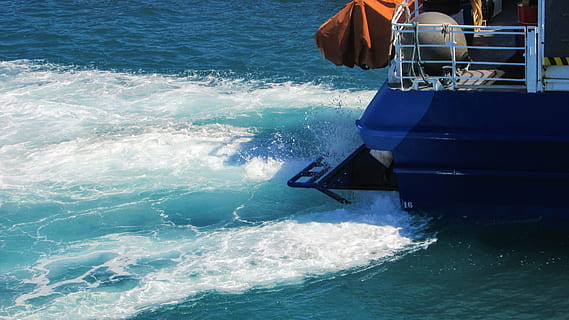 propel, motor, strøm, båd, spray, skum, hav, nautiske fartøj, vand, transportmidler, transportform, bevægelse, natur, ingen mennesker, bølge, dag, skønhed i naturen, havnefronten, rejse, blå, udendørs, sollys, skib, sport, sejlads, magt i naturen, sejlbåd, 4K, CC0, offentligt domæne, royaltyfrie