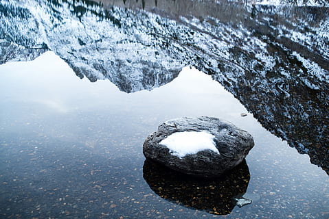 flach, fokus fotografie, Rock-Fragment, Karosserie, Wasser, Schnee, bedeckt, Stein, Berg, Natur, Reflexion, Rock, Winter, kalte Temperatur, Schönheit in der Natur, Szenen - Natur, keine Leute, Tag, Ruhe, solide, ruhige Szene, See, Rock - Objekt, gefroren, draußen, schneebedeckter Berg, 4K, CC0, gemeinfrei, lizenzfrei