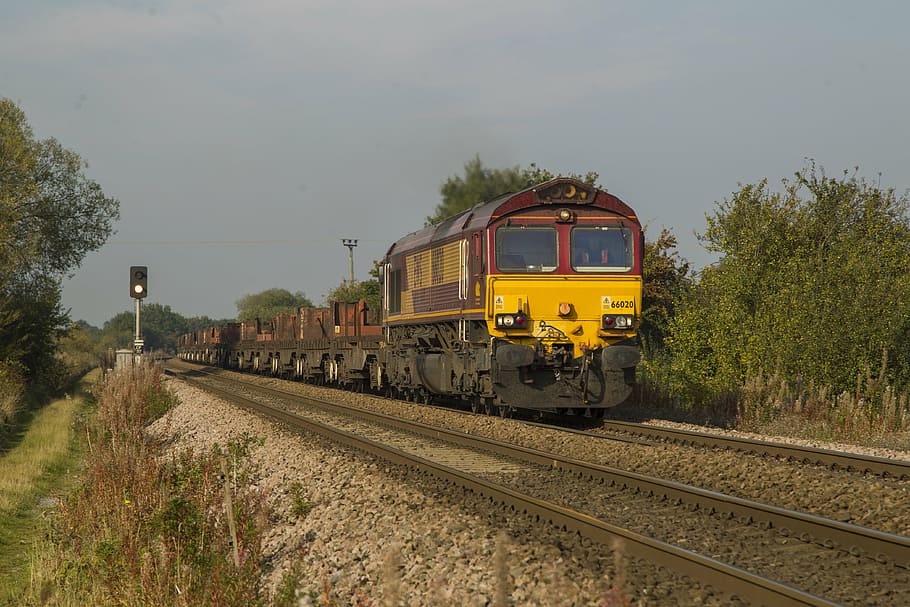 tog, fragt, loco, godstog, last, transportere, jernbane, industriel, levering, forsendelse, stål, jernbanespor, transportmidler, hastighed, station, rejse, transportform, motor, bevægelse, diesel, godstransport, jernbanetransport, spore, tog - køretøj, offentlig transport, plante, natur, træ, himmel, land køretøj, dag, ingen mennesker, passagertog, udendørs, på farten, lokomotiv, jernbanevogn, 4K