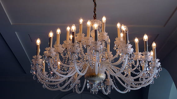 lysekrone, gloss, lys, stråler, lys, stråler, krystal lysekrone, krystalglas, atmosfærisk, hængende lampe, rumbelysning, afspejling, dekoration, fest, belysningsudstyr, elektrisk lampe, belyst, flamme, lysestageholder, glødende, indendørs, lys pære, brænding, ild, brand - naturligt fænomen, stor gruppe af objekter, ingen mennesker, varme - temperatur, natur, høj vinkel visning, luksus, bord, udsmykkede, smeltning, 2K, CC0, offentligt domæne, royaltyfrie