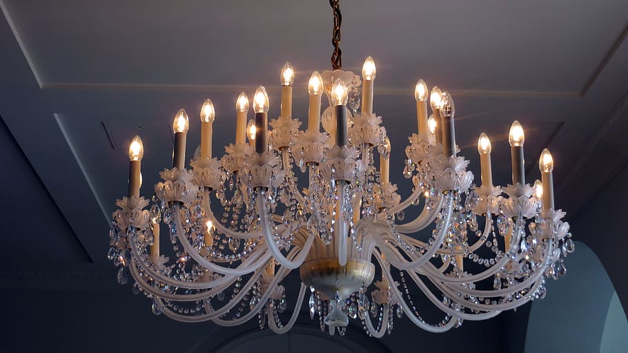 aranya, brillantor, llum, rajos, llum, raigs, aranya de cristall, vidre de vidre, atmosfèric, llum penjant, il·luminació de la sala, reflexió, vela, decoració, celebració, equips d’il·luminació, llum elèctrica, il·luminat, flama, titular de canelobres, brillant, a l'interior, bombeta, cremant, foc, foc - fenomen natural, gran grup d'objectes, cap gent, calor - temperatura, naturalesa, vista d’angle alt, luxe, taula, ornamentat, fusió, 2K