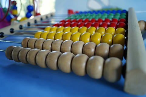 giocattolo dell'abbaco, abaco, conteggio, apprendimento, contare, ragazzo, matematica, gioco, di fila, multicolore, in casa, blu, avvicinamento, nessuno, messa a fuoco selettiva, formazione scolastica, tavolo, perlina, ordine, legno - materiale, grande gruppo di oggetti, attività commerciale, assistenza sanitaria e medicina, giallo, concentrarsi sulle conoscenze acquisite, 4K, CC0, dominio pubblico, privo di copyright