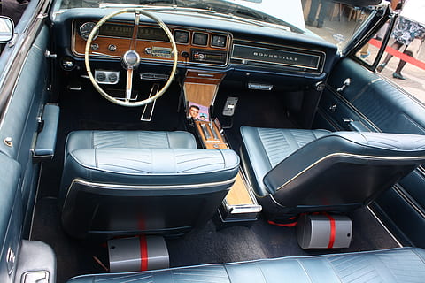 interior, oldtimer, volant, automàtic, compartiment de passatgers, automoció, vell, vehicle, cotxe, transport, conduir, vehicle terrestre, dia, a l'aire lliure, manera de transport, automòbil, seient, interior del vehicle, seient del vehicle, viatjar, interior del cotxe, panell de control, assegut, vidre - material, una persona, llum solar, persones reals, 4K, CC0, domini públic, lliure de regalies
