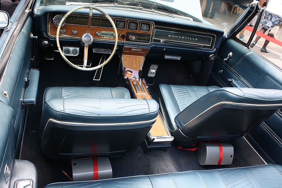 interior, oldtimer, volant, automàtic, compartiment de passatgers, automoció, vell, vehicle, cotxe, transport, conduir, vehicle terrestre, dia, a l'aire lliure, manera de transport, automòbil, seient, interior del vehicle, seient del vehicle, viatjar, interior del cotxe, panell de control, assegut, vidre - material, una persona, llum solar, persones reals, 4K
