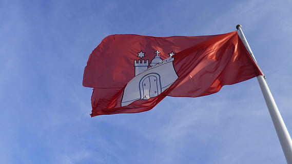 hamburg, flag, blæsende, himmel, miljø, vind, blå, lav vinkel visning, natur, patriotisme, rød, vinke, dag, emotion, ingen mennesker, udendørs, kopiere plads, flyvende, sky - himmel, form, 4K, CC0, offentligt domæne, royaltyfrie