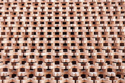 modello, struttura, blocchi, struttura di legno, blocchi impilati, croci, fotogramma intero, sfondi, nessuno, mattone, Marrone, grande gruppo di oggetti, ripetizione, di fila, architettura, giorno, legno - materiale, forma, design, vista dall'alto, pila, all'aperto, struttura costruita, forma geometrica, abbondanza, tegola, 4K, CC0, dominio pubblico, privo di copyright